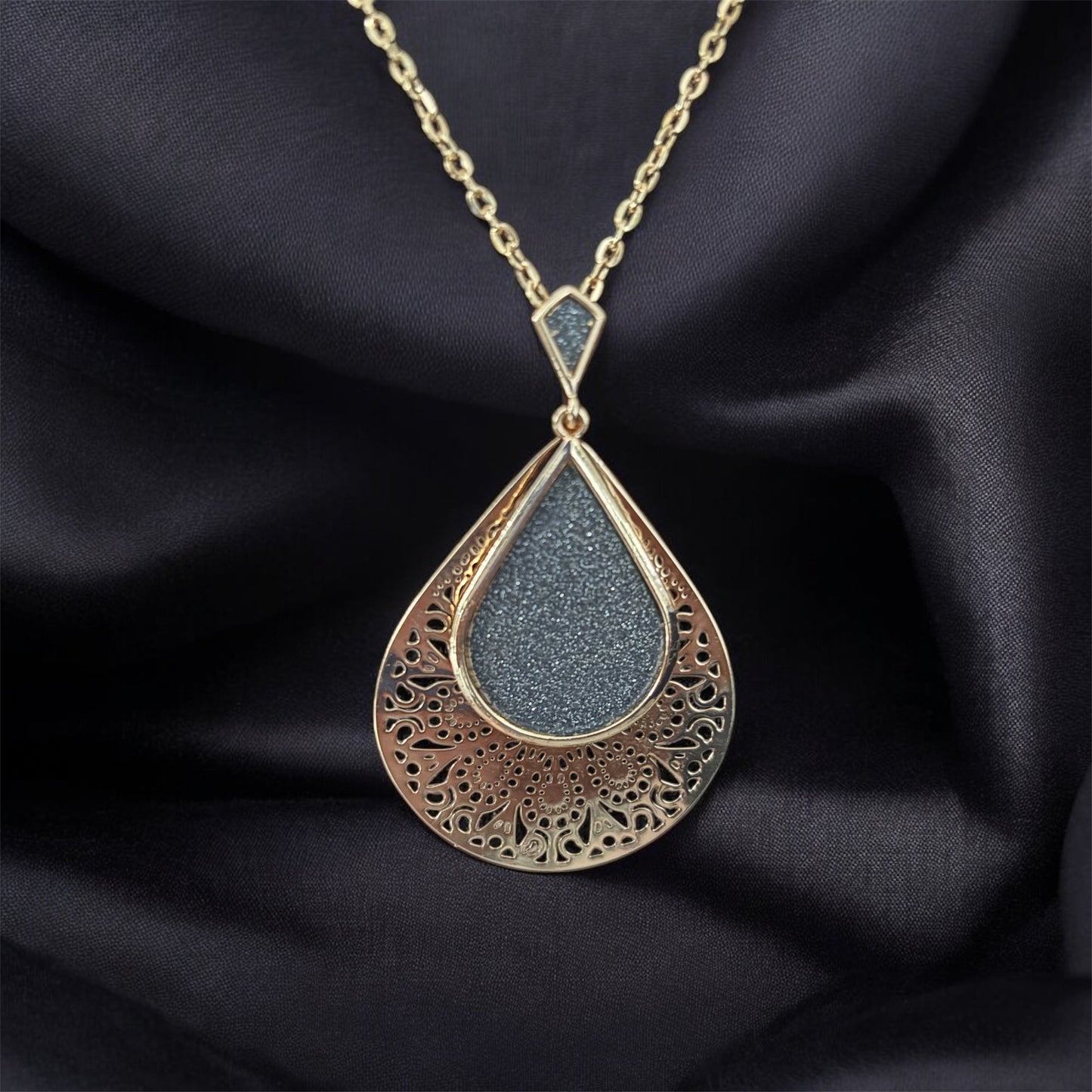 Drop pendant chain necklace